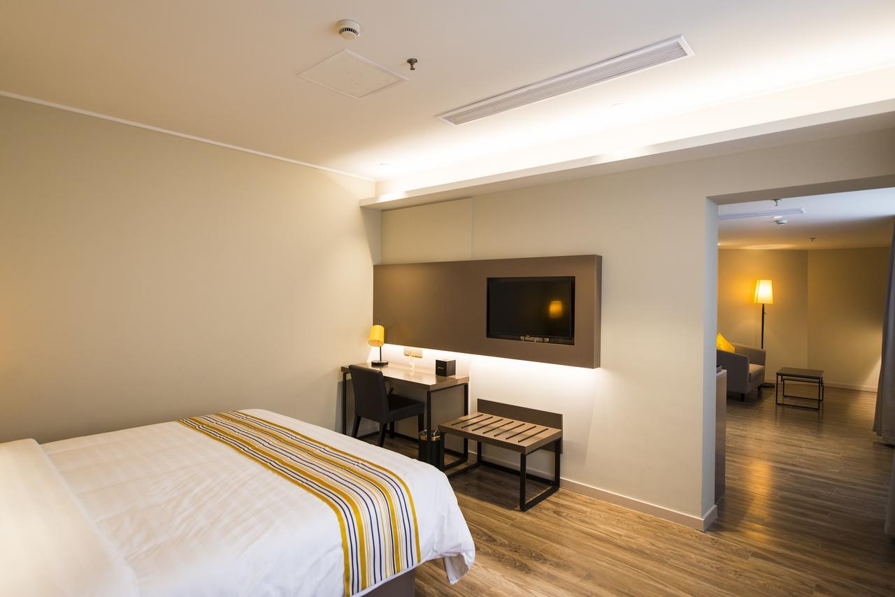 Home Inns Plus Shanghai Xujiahui Branch Ngoại thất bức ảnh
